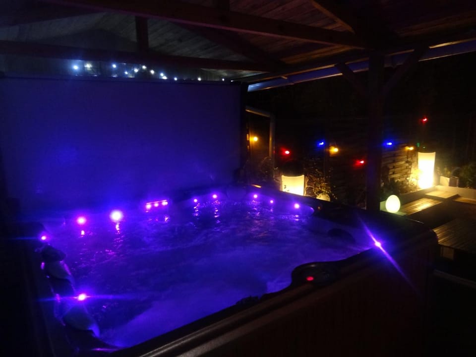 Hot Tub, Spa and wellness centre/facilities