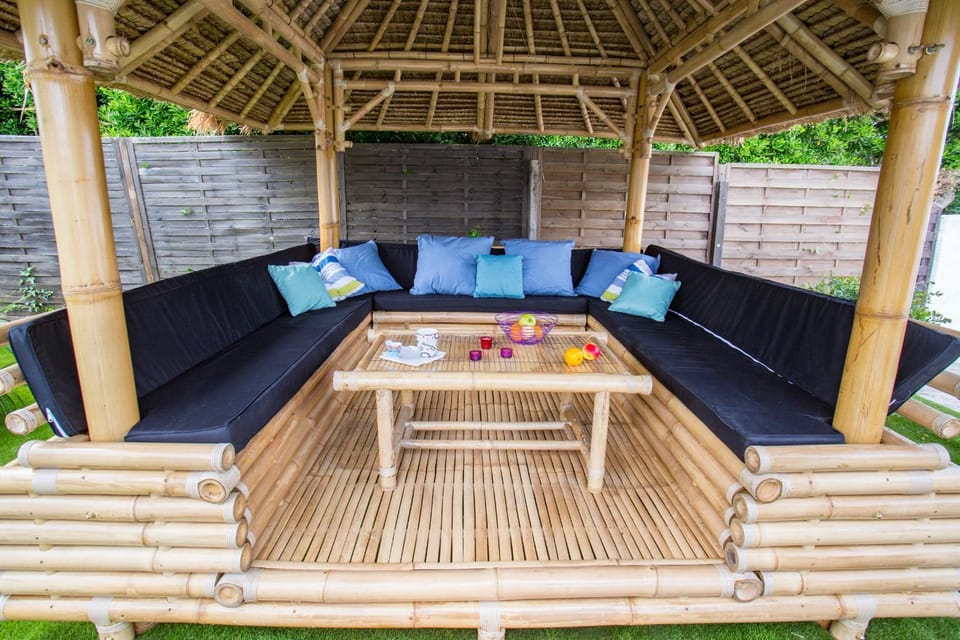 Patio, Day, Swimming pool