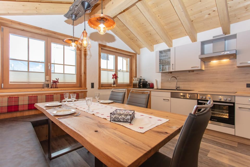 Kitchen or kitchenette, Seating area, Dining area