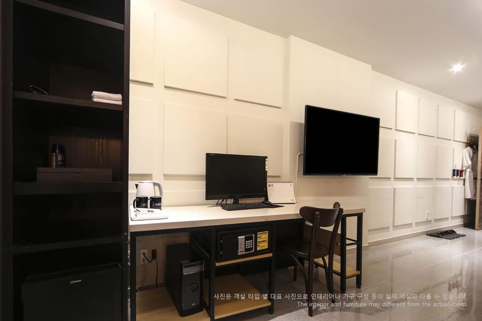 TV and multimedia, Seating area, Bedroom