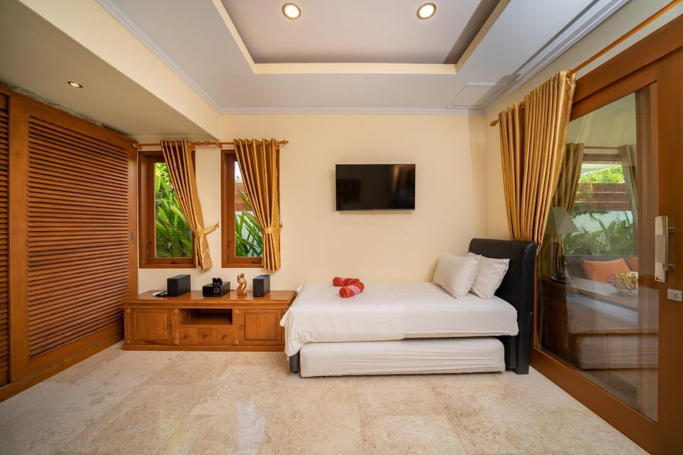 Bed, Photo of the whole room, Decorative detail, Bedroom