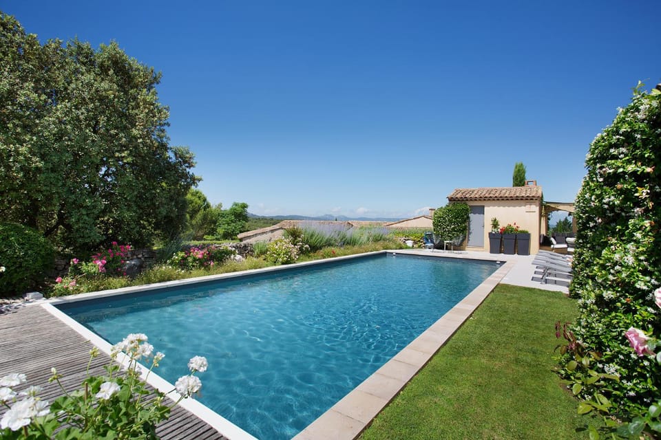 Swimming pool, sunbed