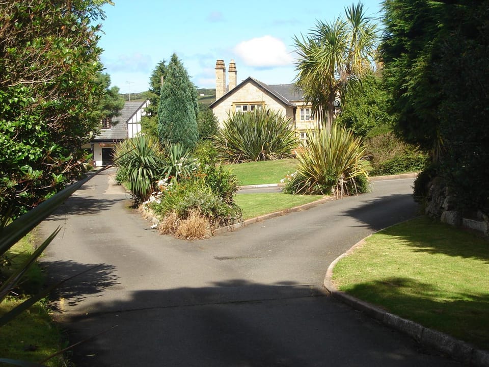 Nearby landmark, Restaurant/places to eat, Neighbourhood, Natural landscape, Beach, Supermarket/grocery shop, Shopping Area, Swimming pool