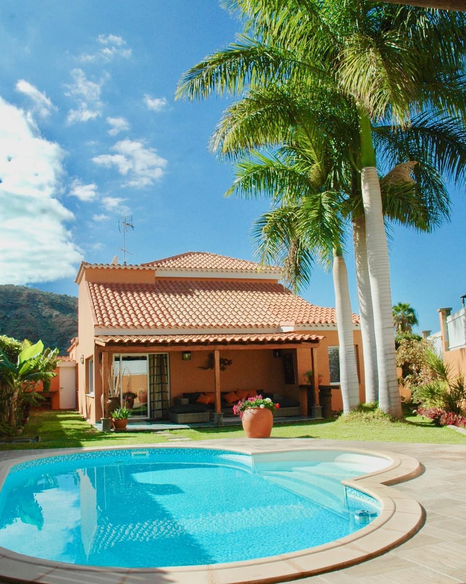 Property building, Swimming pool, Swimming pool
