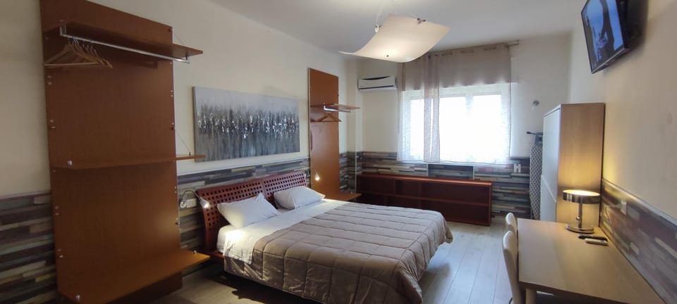 Bed, TV and multimedia, Photo of the whole room, Bedroom, wardrobe