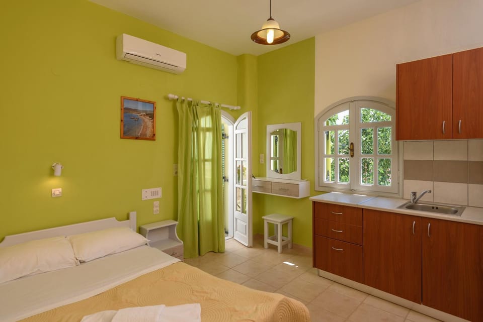 Kitchen or kitchenette, Bedroom