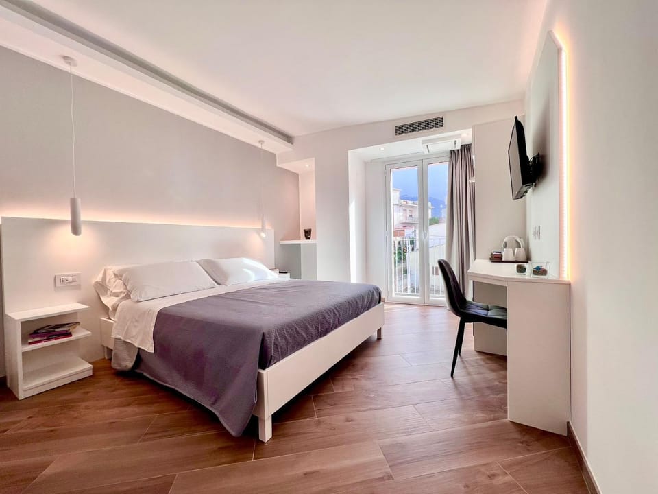 Bed, TV and multimedia, Photo of the whole room, Bedroom, hair dresser
