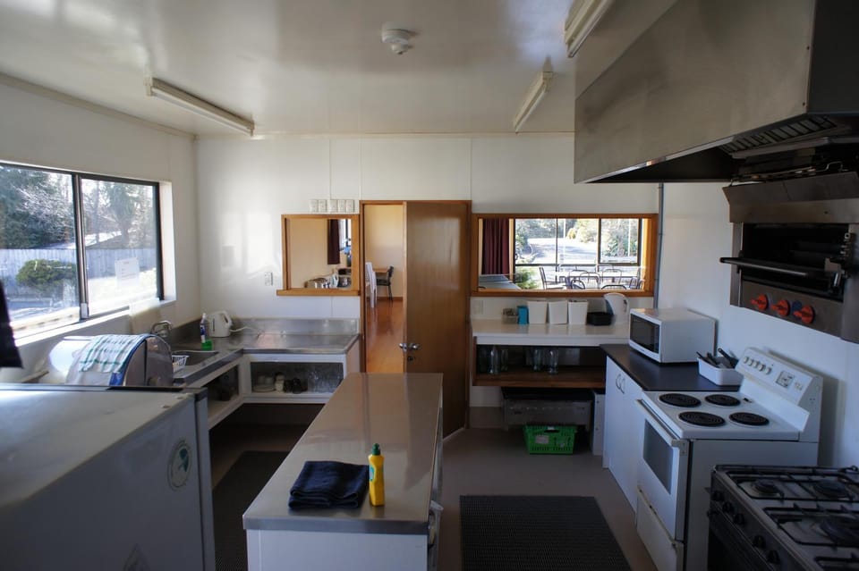 Kitchen or kitchenette, Food and drinks, Dining area, Communal kitchen