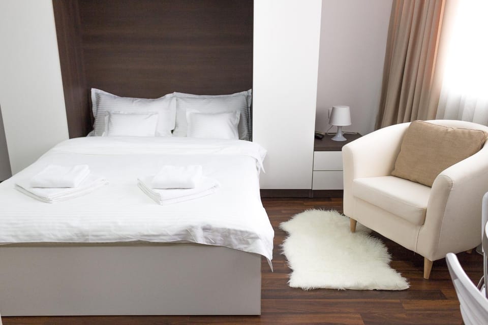 Bed, Other, Other, Photo of the whole room, Decorative detail, Decorative detail