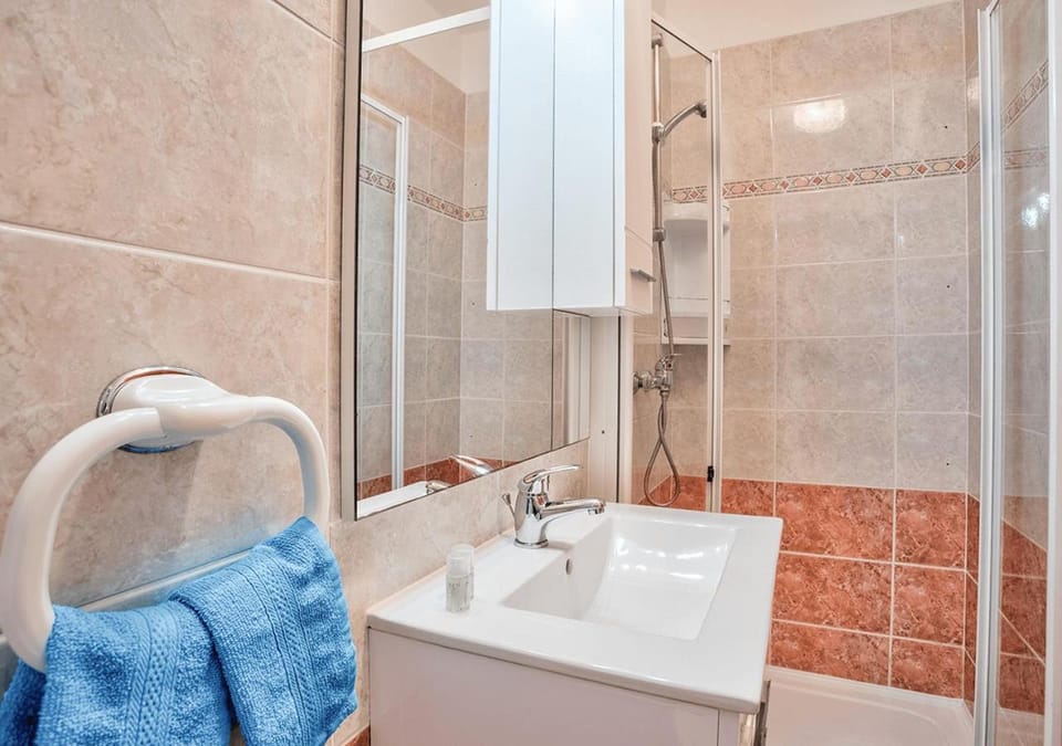 Shower, Toilet, Bathroom, towels