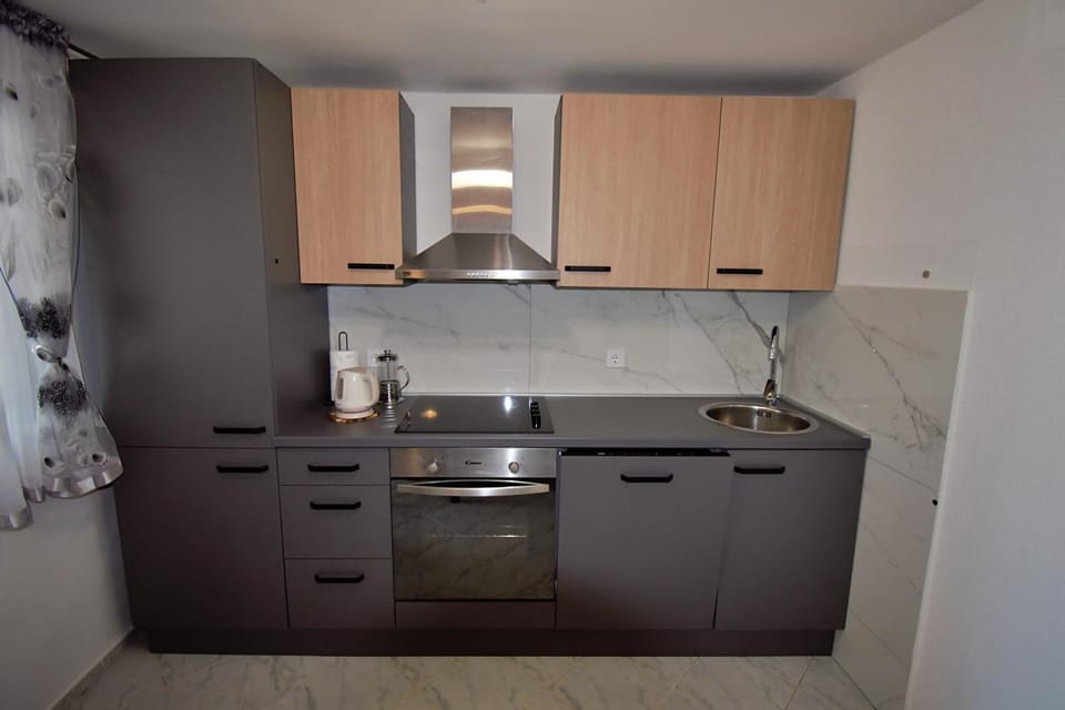 Kitchen or kitchenette, dishwasher, stove