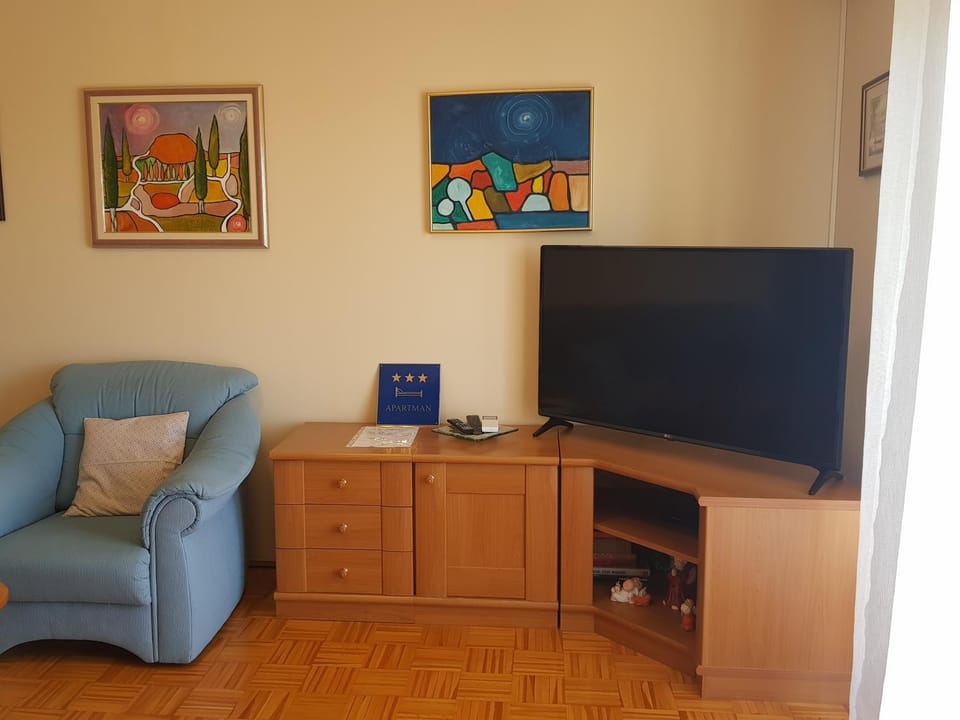 Communal lounge/ TV room, TV and multimedia, Living room, Evening entertainment