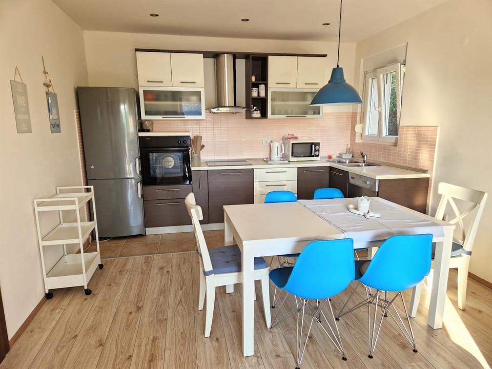 Kitchen or kitchenette, Dining area, stove