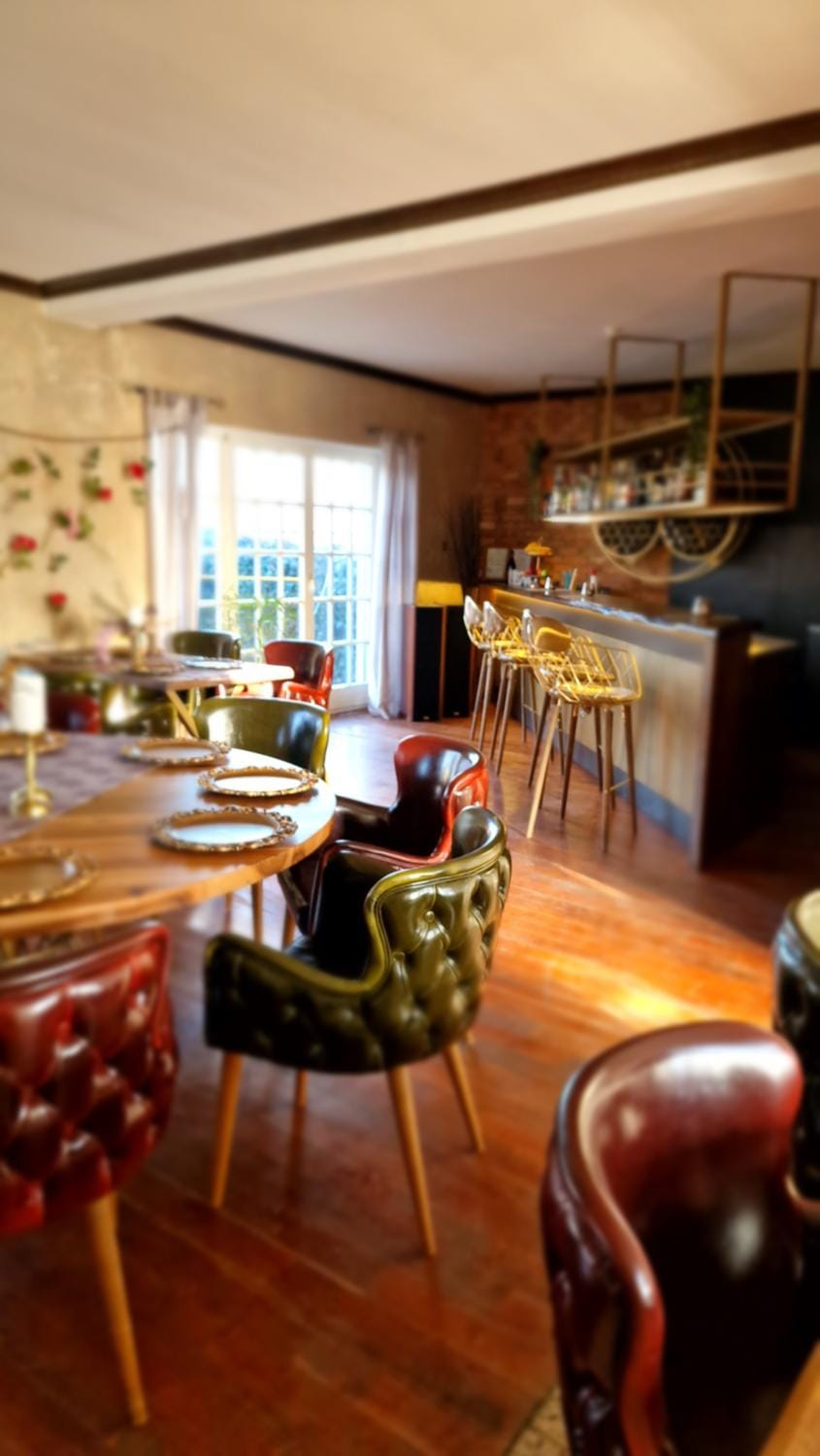 Restaurant/places to eat, Food and drinks, Dining area, Food