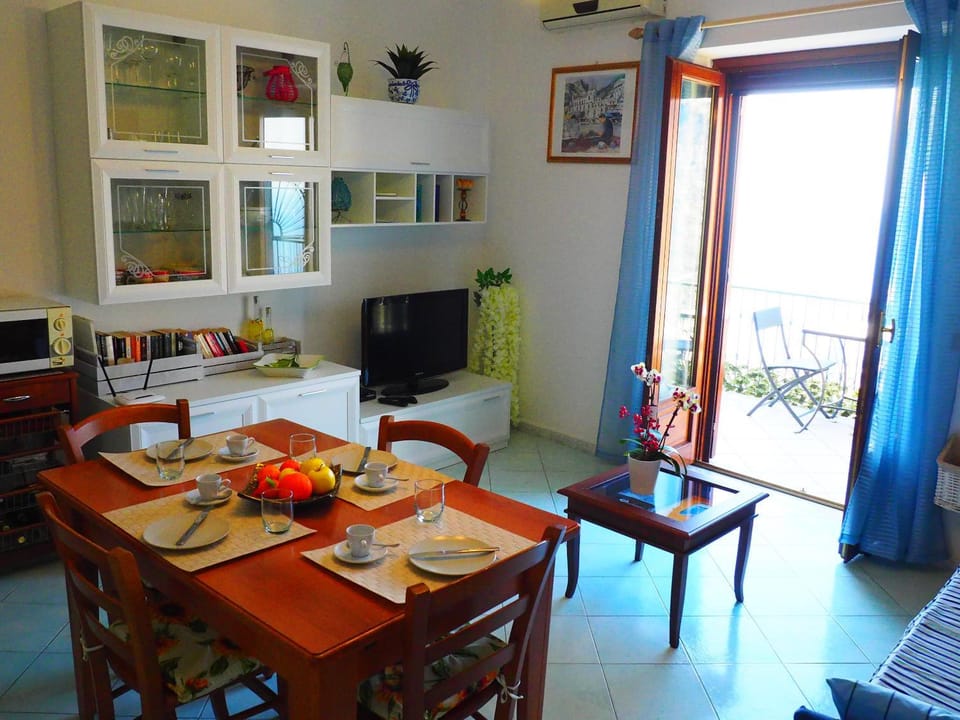TV and multimedia, Living room, Dining area