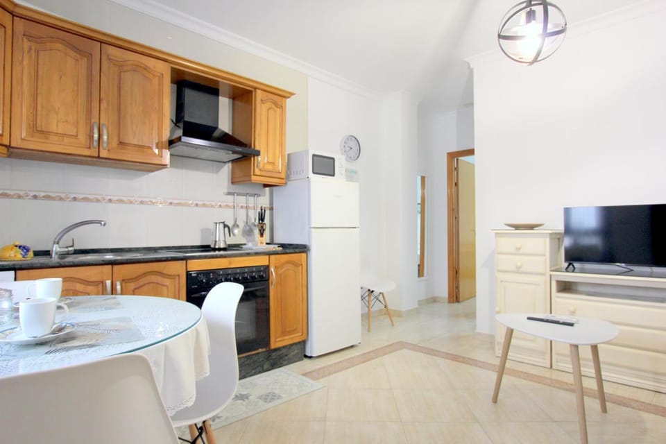 Kitchen or kitchenette, Dining area, oven