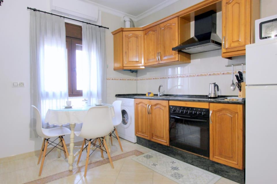 Kitchen or kitchenette, Dining area, oven, stove
