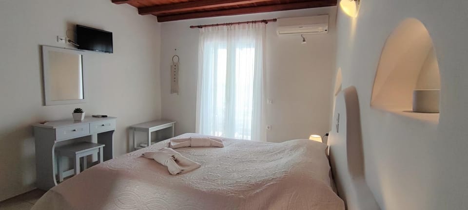 Bed, TV and multimedia, Photo of the whole room, Bedroom, towels