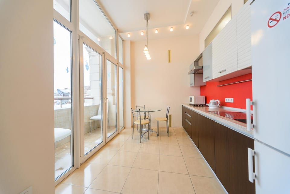 Kitchen or kitchenette, Dining area