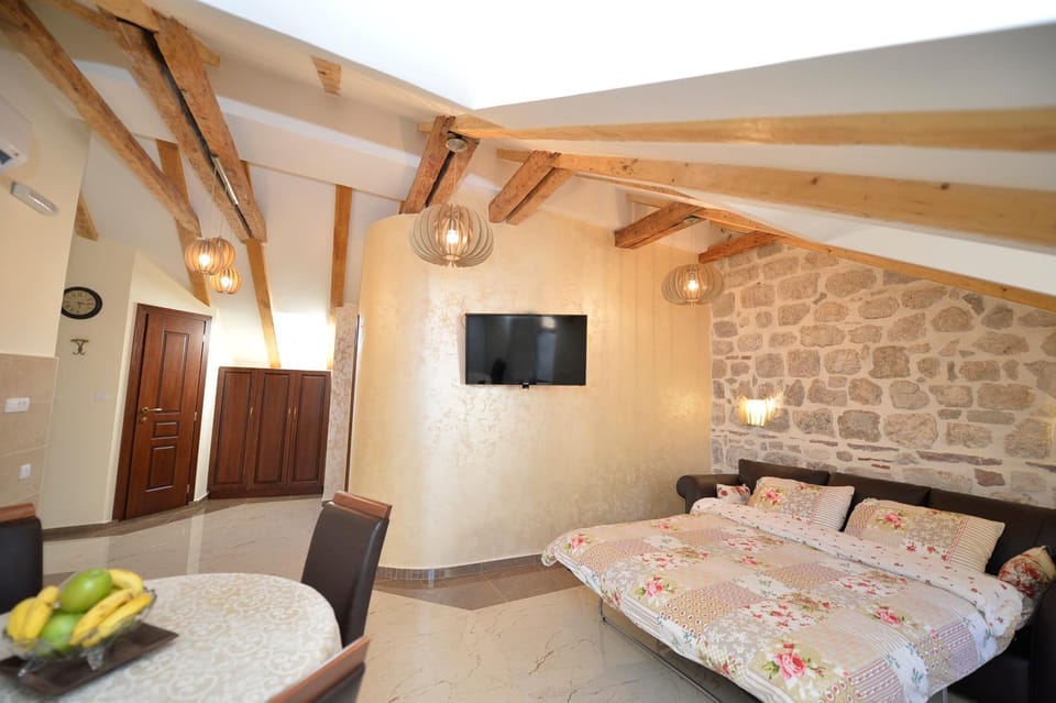 Bed, TV and multimedia, Living room, Evening entertainment