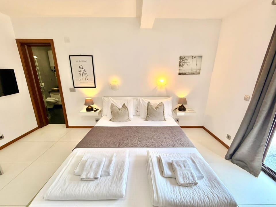 Bed, Photo of the whole room, towels