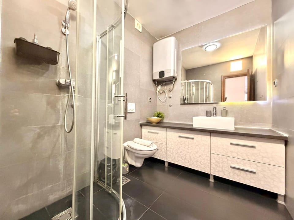 Shower, Toilet, Bathroom, towels