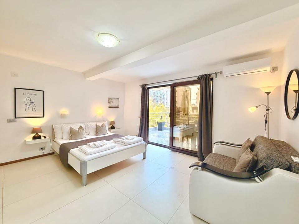 Bed, Photo of the whole room, Seating area