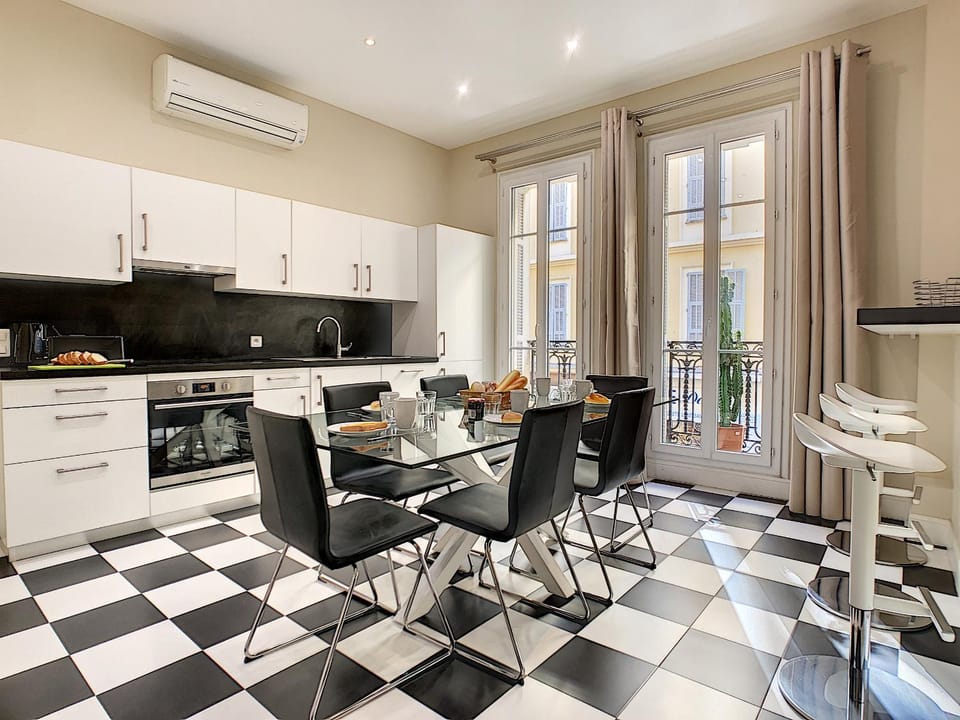 Kitchen or kitchenette, Dining area