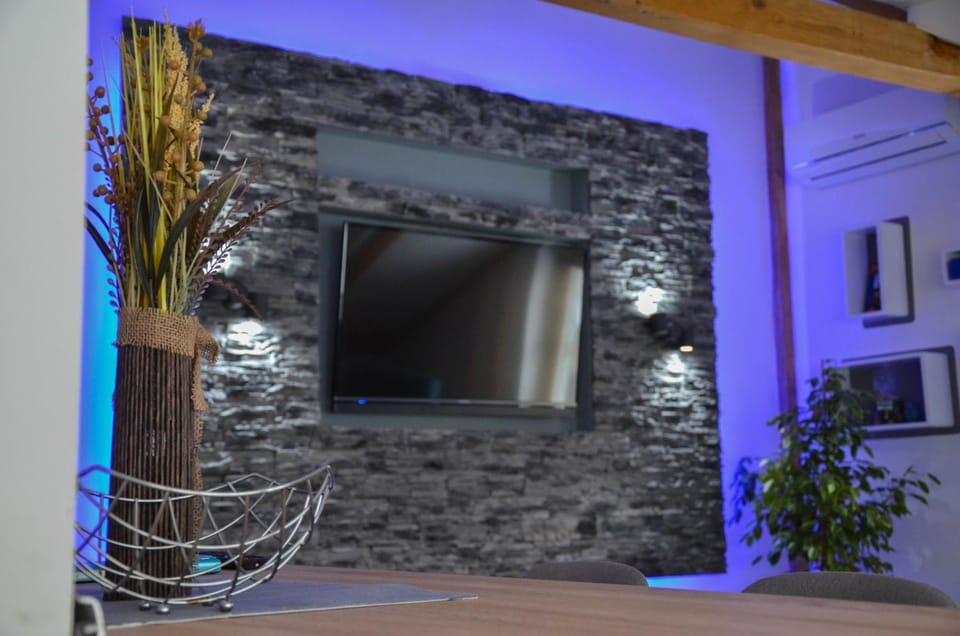 Spring, Night, People, Winter, Summer, Living room, Decorative detail, Autumn, On site, Family