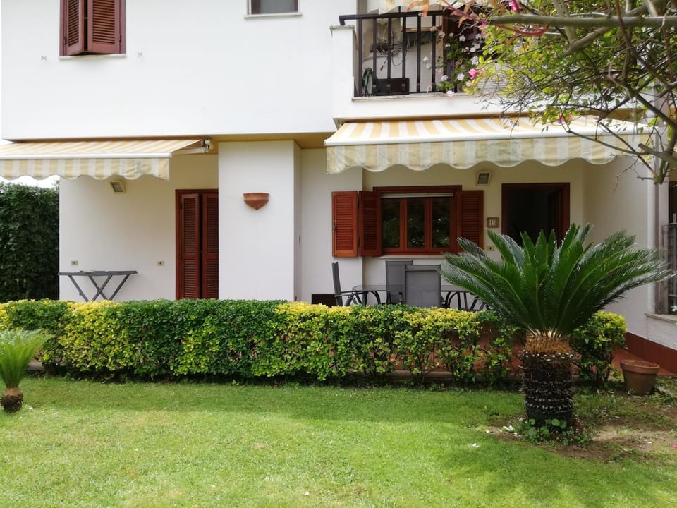 Property building, Facade/entrance, Garden