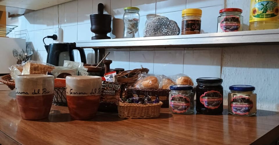 Kitchen or kitchenette, Food, Breakfast