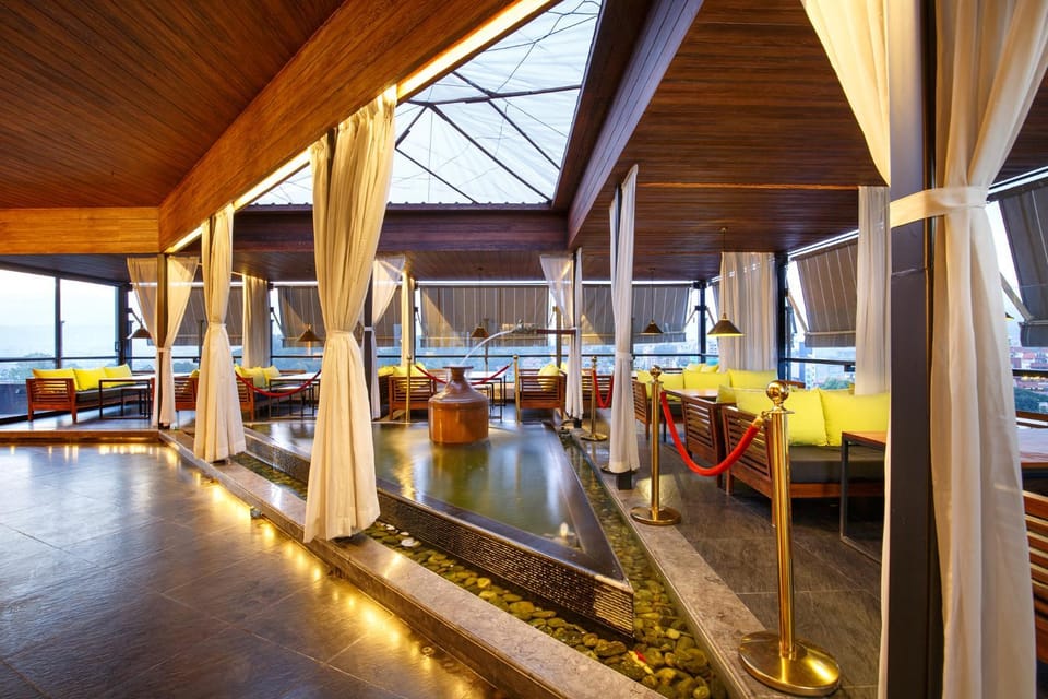 Property building, Restaurant/places to eat, Garden, Lounge or bar, Food and drinks, Dining area, Dinner, Drinks, Alcoholic drinks, Non alcoholic drinks
