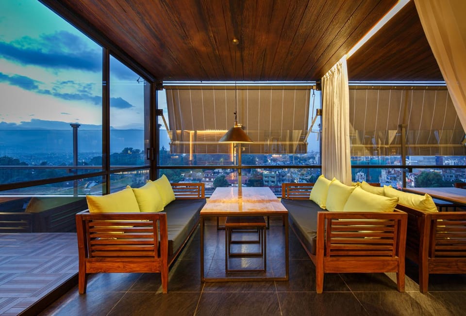 Restaurant/places to eat, Balcony/Terrace, Lounge or bar, Food and drinks, Guests, Guests, Drinks, Alcoholic drinks