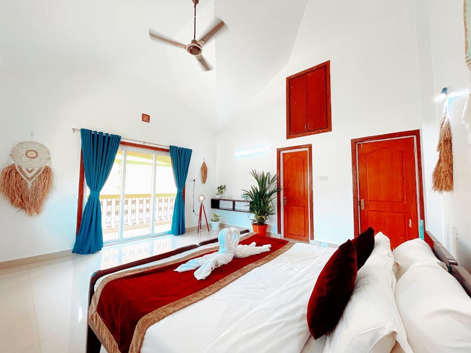 Bed, Photo of the whole room, Bedroom, fireplace, air conditioner