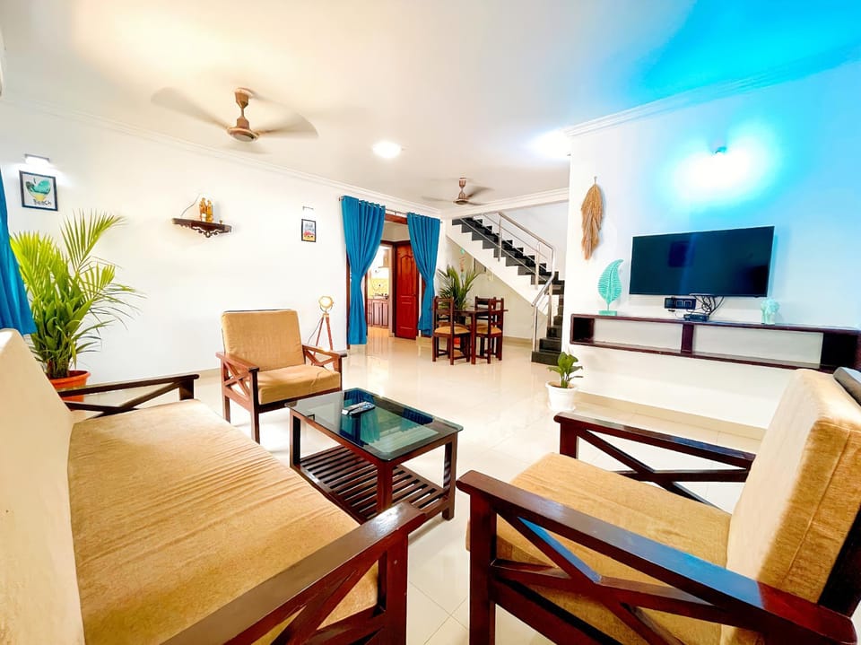 Communal lounge/ TV room, TV and multimedia, Living room, Seating area, fireplace, air conditioner