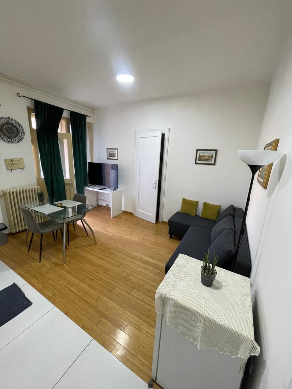 TV and multimedia, Living room, Photo of the whole room, Seating area