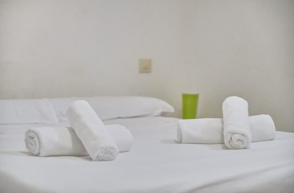 Bed, Bedroom, towels
