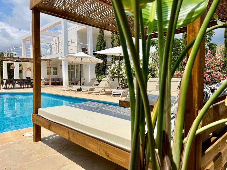Pool view, Swimming pool, sunbed