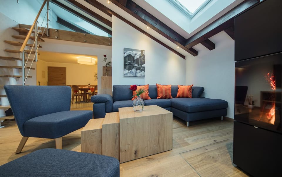 TV and multimedia, Living room, Photo of the whole room, Seating area, flat iron