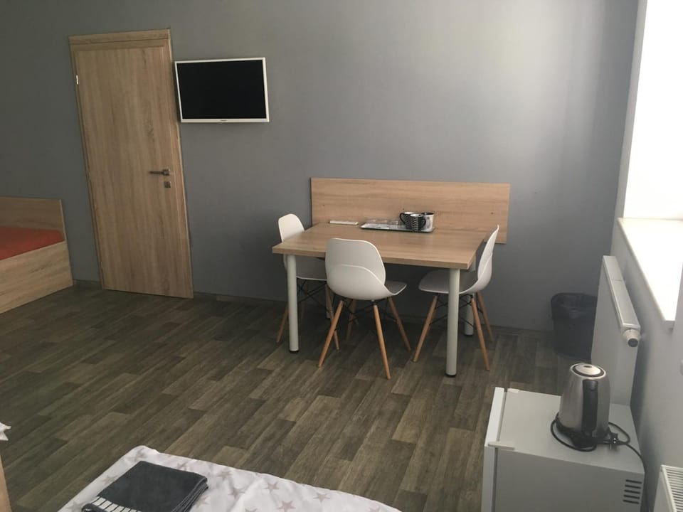 TV and multimedia, Photo of the whole room, Bedroom