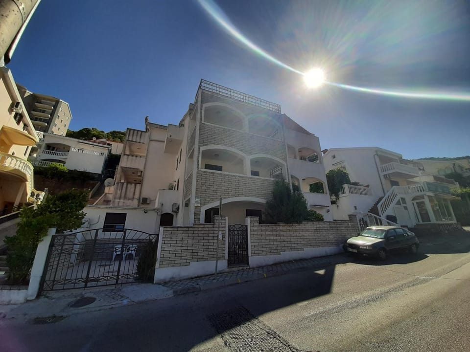 Facade/entrance, Floor plan