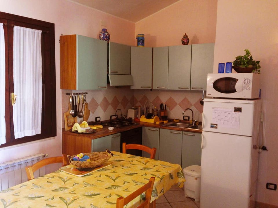 Kitchen or kitchenette, Dining area, oven, stove