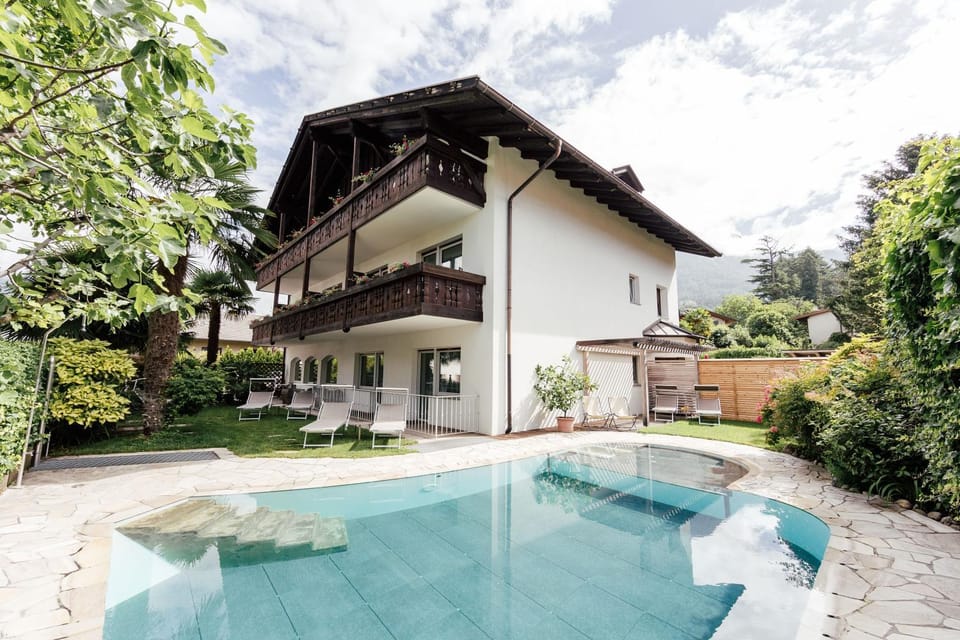 Property building, Garden, Garden, Garden view, Pool view, Swimming pool, sunbed