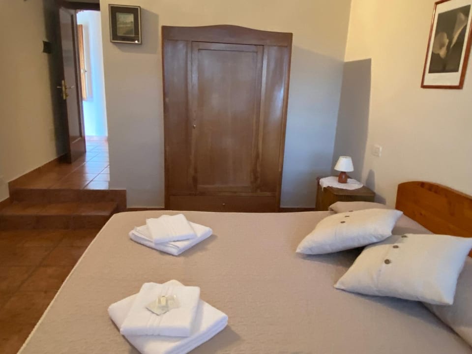 Bed, Photo of the whole room, wardrobe