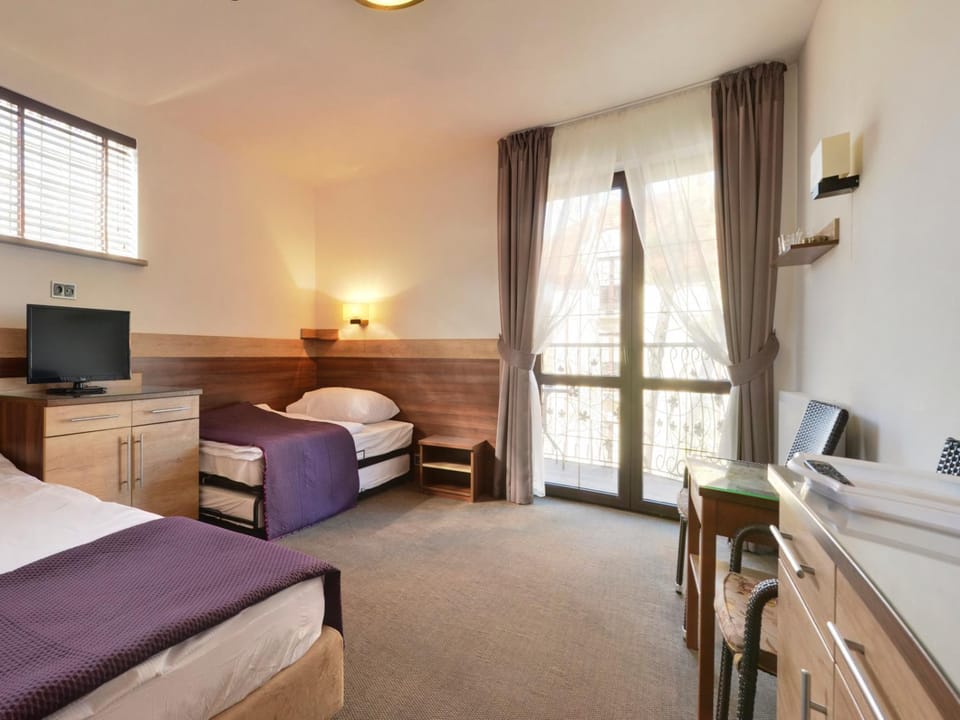Bed, TV and multimedia, Photo of the whole room, Seating area, Bedroom