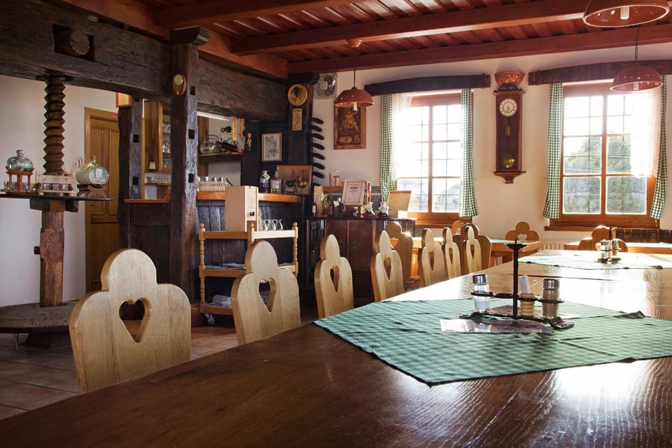 Restaurant/places to eat, Banquet/Function facilities, Communal kitchen