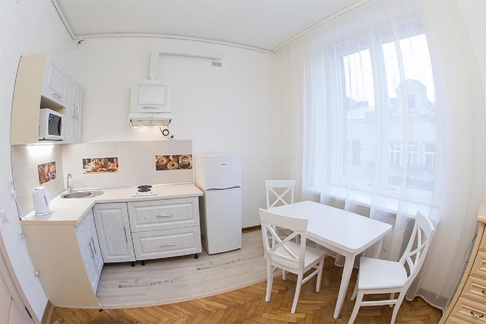 Kitchen or kitchenette, Dining area