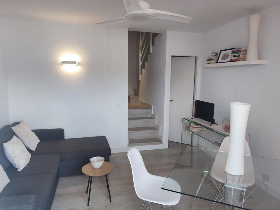Seating area, fireplace