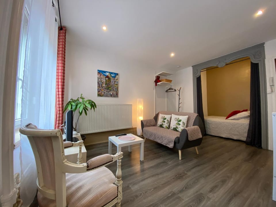 Living room, Photo of the whole room, Bedroom