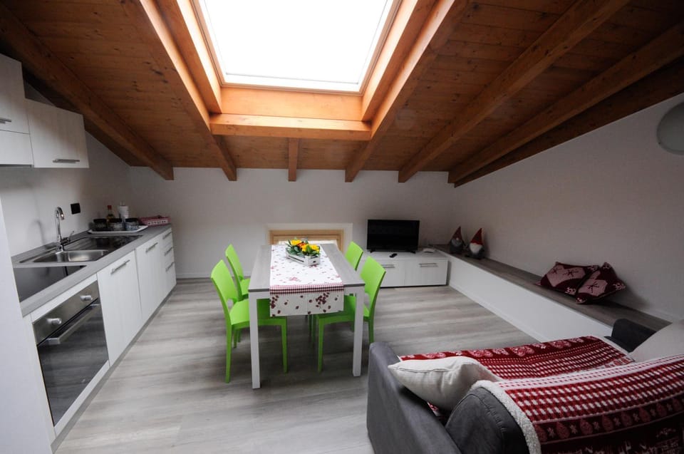 Bed, TV and multimedia, Kitchen or kitchenette, Living room, Seating area, Dining area